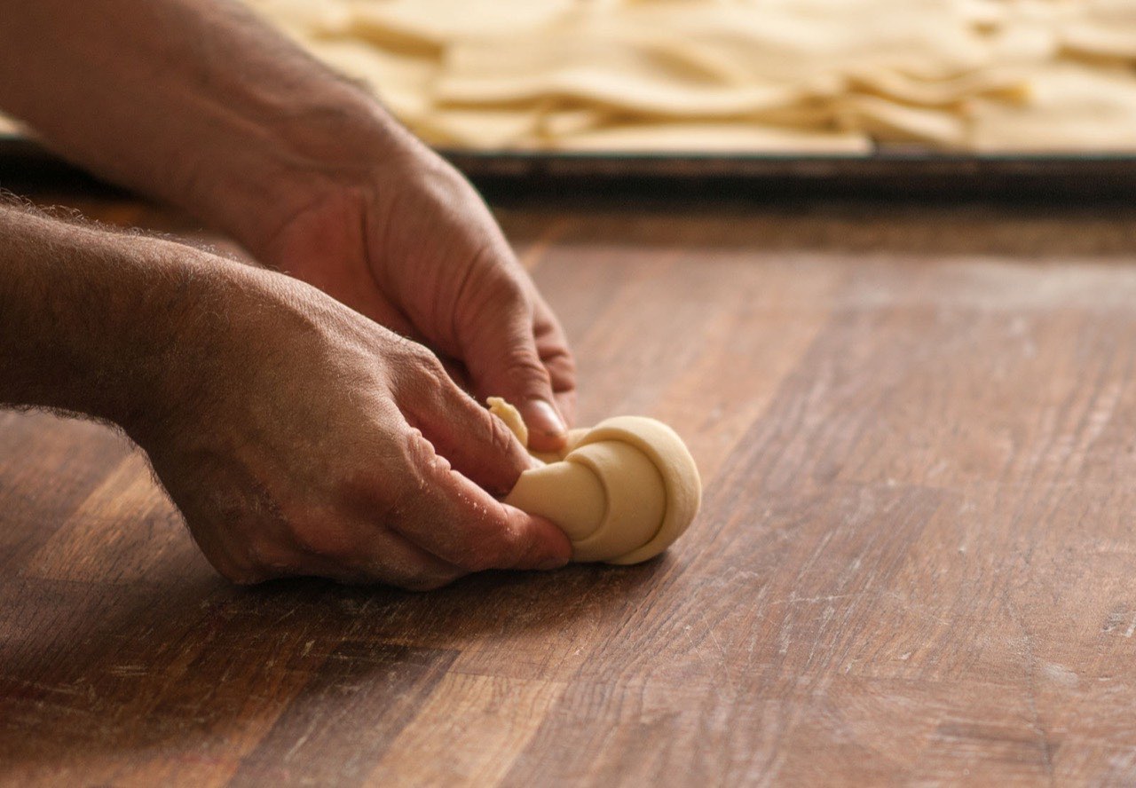 Façonnage des viennoiseries à la main