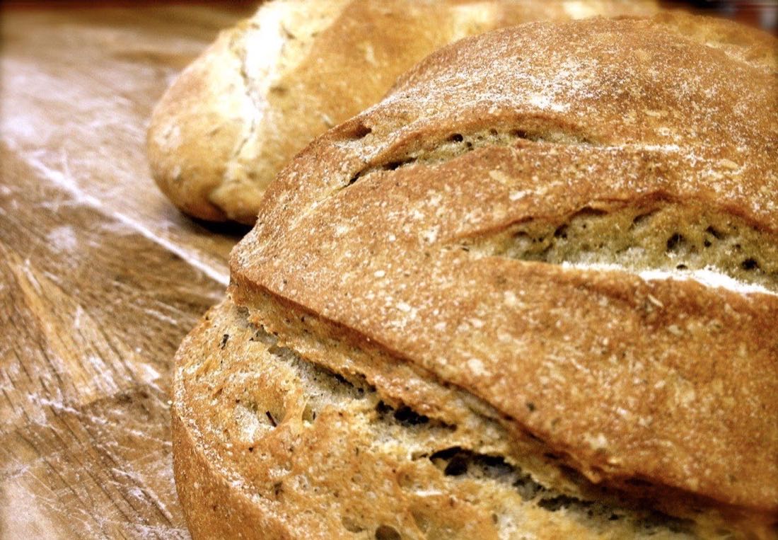 Pains au levain frais cuits sur pierre